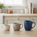Trois mugs de différentes tailles alignés sur un comptoir de cuisine pour illustrer le choix de la contenance d'un mug.